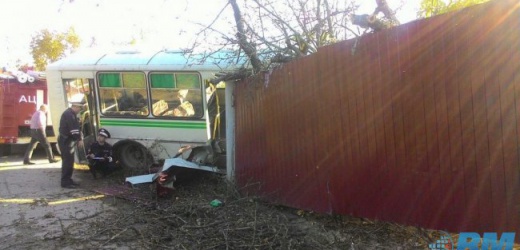 В Снежном в ДТП попал пассажирский автобус. Есть пострадавшие