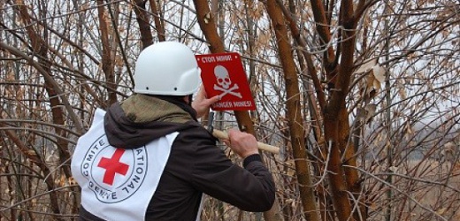 Обочина вблизи КПВВ «Новотроицкое» остается заминированной и представляет опасность, - общественная организация