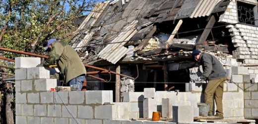 Центр занятости ДНР задействует строителей в восстановлении разрушенных обстрелами домов