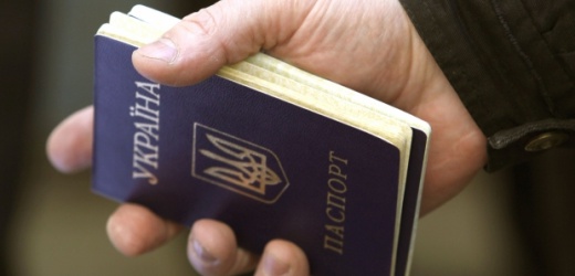 В Донецкой области миграционная служба ставит штампы в паспорта переселенцев