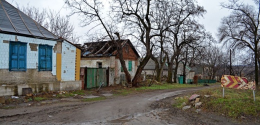 В результате обстрела в горловском поселке Зайцево сгорели два дома