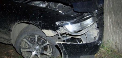 В Донецке автомобиль врезался в дерево, один человек пострадал
