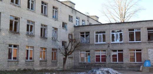 В поселке Октябрьский восстановят поврежденную при обстрелах школу