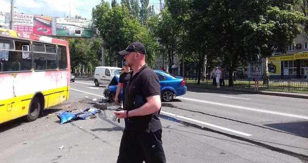 В центре Донецка автобус с пассажирами попал в ДТП