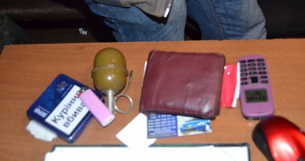 На блокпосту в Покровске у мужчины нашли гранату и наркотики (ФОТО)