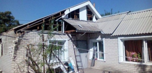 В поселке Александровка в результате обстрела повреждено более 15 домов, - местные власти