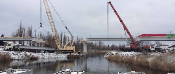 В Славянском районе продолжают восстанавливать мост через реку Казенный Торец