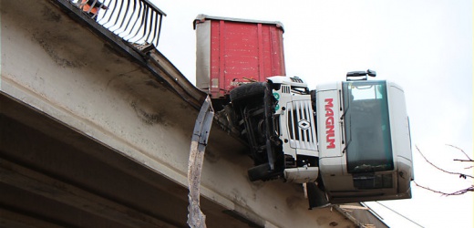 В Донецке грузовик чуть не слетел с моста, есть пострадавшие