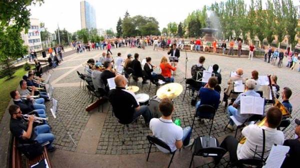 В Донецке будут играть живую музыку под открытым небом