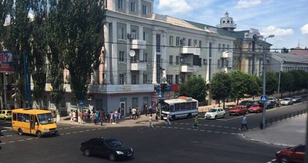 В центре Макеевки автобус врезался в светофор