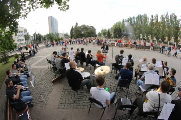 Донецкая филармония возобновляет серию бесплатных концертов под открытым небом для жителей и гостей города