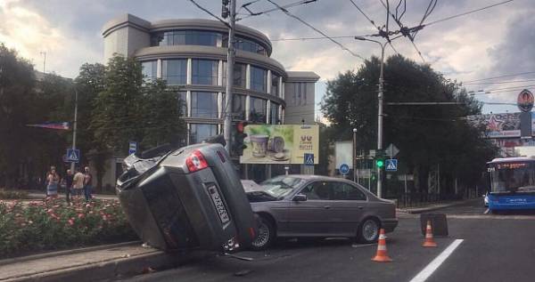 В центре Донецка перевернулся автомобиль