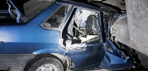 В Донецке легковое авто влетело в фуру, есть погибший (ФОТО)