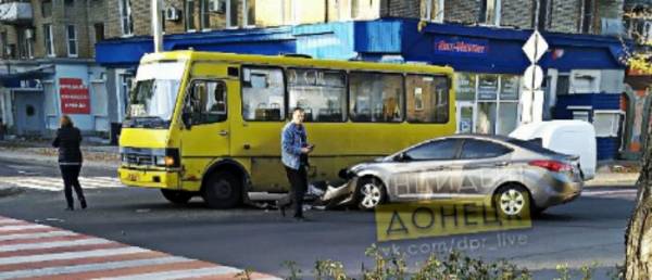 В Донецке легковой автомобиль врезался в автобус
