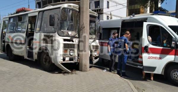 У водителя – инфаркт: В Донецке автобус с людьми врезался в столб