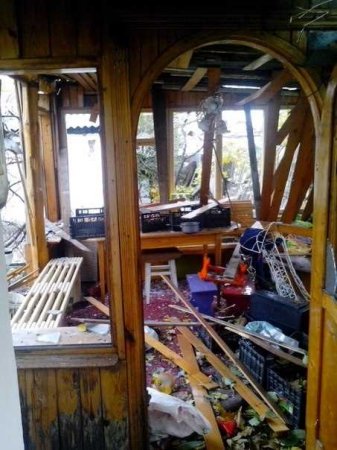 В результате обстрела в Донецке по улице Чекалина разнесло дом