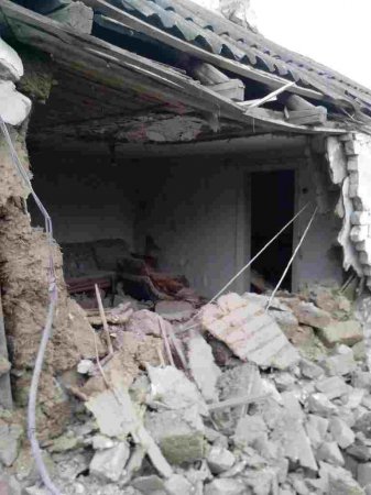 Фото разрушений Енакиево. Попадание в частный дом по улице Армейская