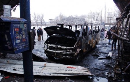 В центре Донецка снаряд попал в автобусную станцию
