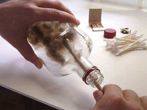 Рисунки дымом внутри стеклянных бутылок