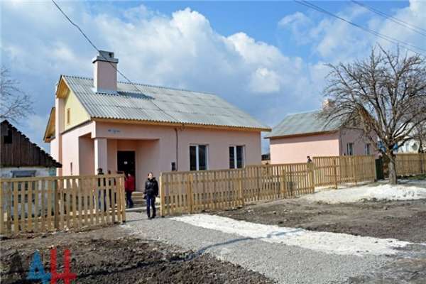 В Иловайске переданы ключи от новых домов 32 семьям, чье жилье было разрушено боевыми действиями