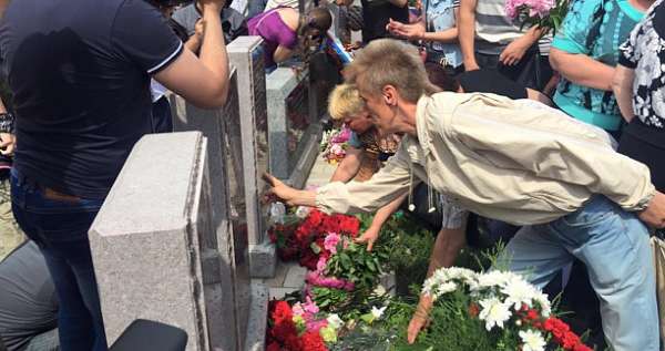 В Куйбышевском районе Донецка открыли мемориал погибшим в результате обстрелов мирным жителям (ФОТО)