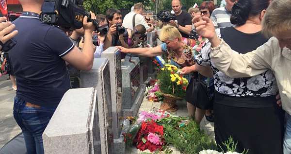 В Куйбышевском районе Донецка открыли мемориал погибшим в результате обстрелов мирным жителям (ФОТО)