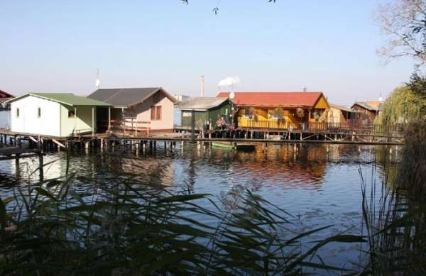 «Плавучая деревня» в Венгрии