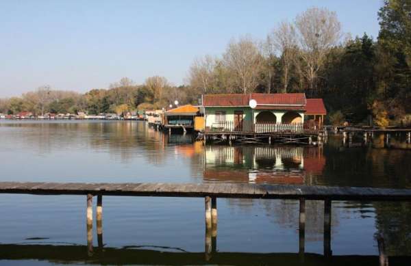 «Плавучая деревня» в Венгрии