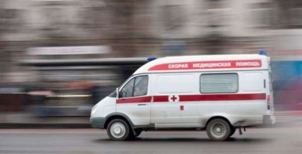 Машина «скорой помощи» попала под обстрел в Донецке.