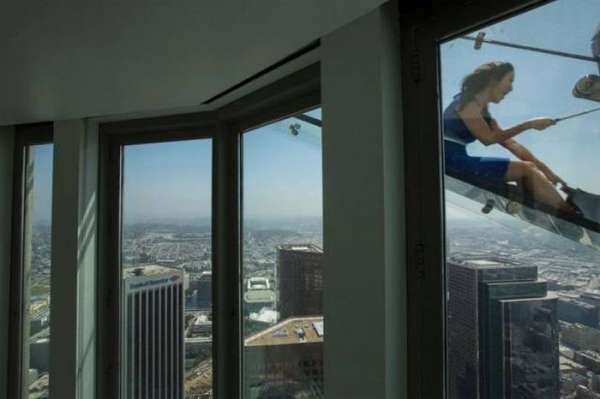 Стеклянная горка на небоскребе в Лос-Анджелесе (14 фото)