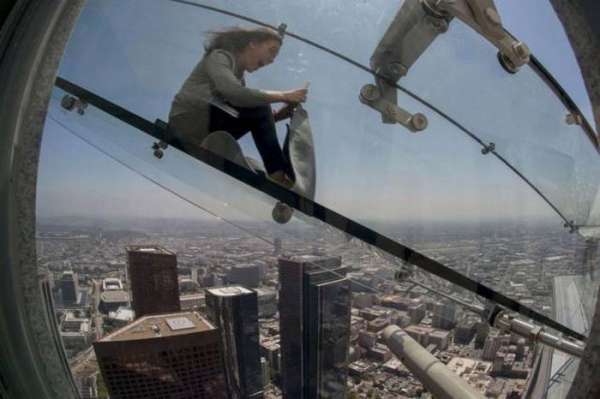 Стеклянная горка на небоскребе в Лос-Анджелесе (14 фото)
