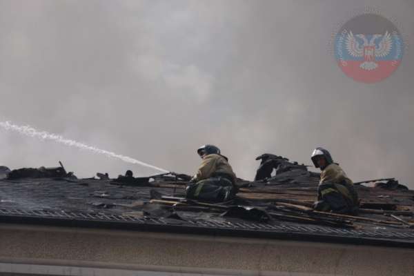 Спасатели МЧС локализовали пожар в центре Донецка