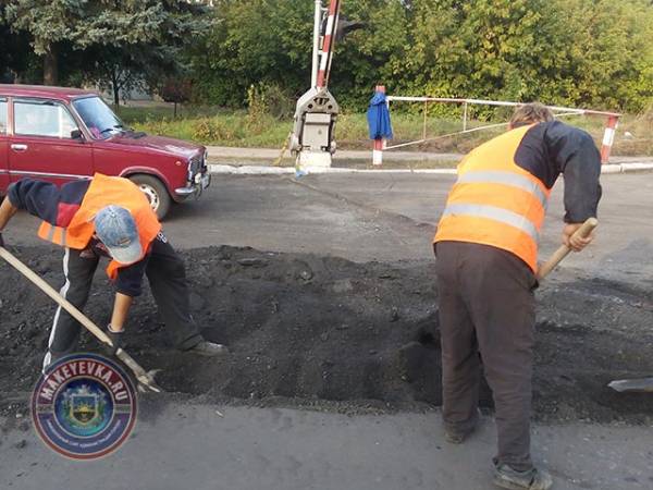В Горняцком районе ведутся работы по ремонту дорожного полотна и железнодорожных переездов