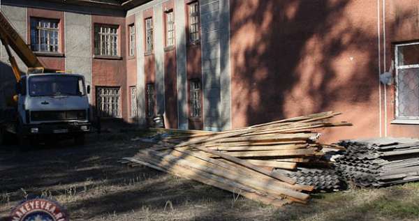 В Макеевке продолжается восстановление школы, поврежденной обстрелом (ФОТО)