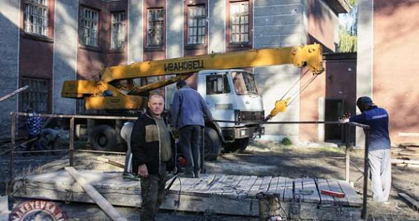 В Макеевке продолжается восстановление школы, поврежденной обстрелом (ФОТО)