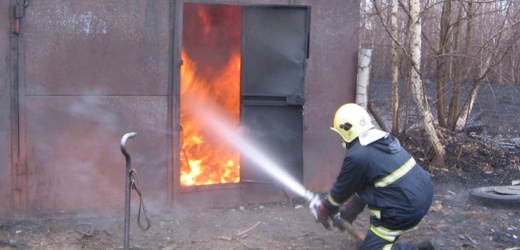 В Донецке при пожаре в гараже пострадал мужчина