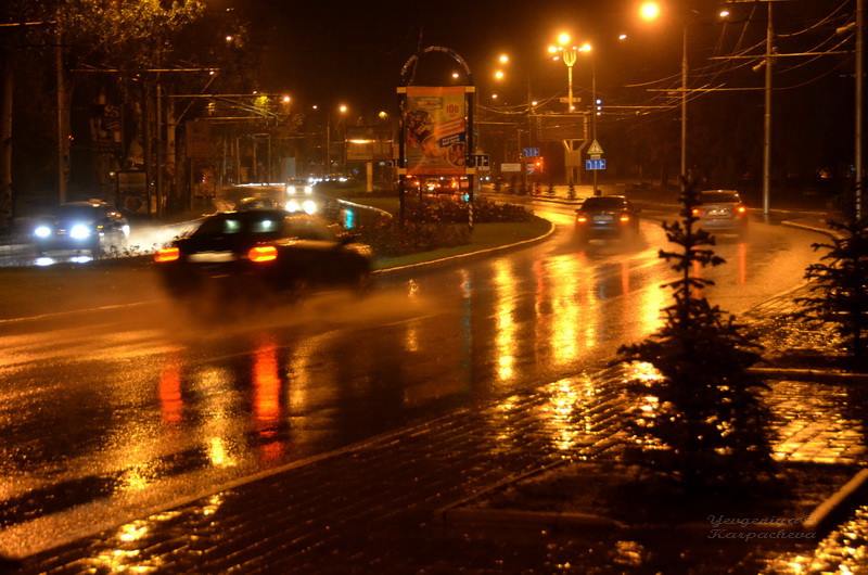 Ночной дождливый Донецк - фото Евгения Карпачева