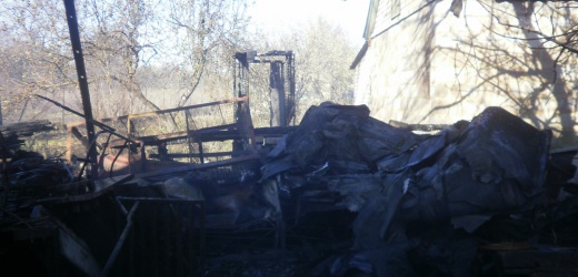 В Марьинке в результате попадания снаряда сгорели два сарая