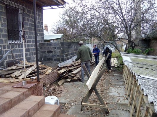 В Горловке продолжаются работы по восстановлению частных домов разрушенных во время обстрела города (фото)