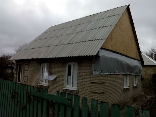 В Горловке продолжаются работы по восстановлению частных домов разрушенных во время обстрела города (фото)