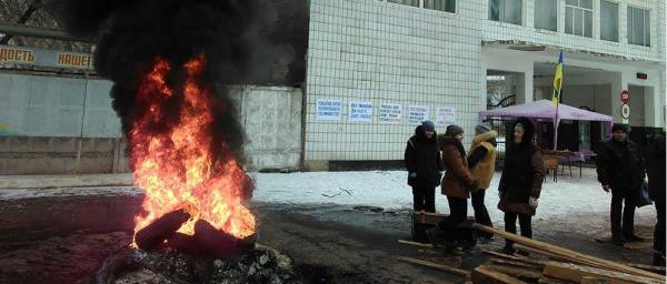 Химики Константиновки палят шины. Требуют остановить ликвидацию химзавода