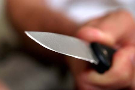 В Енакиево полицейские задержали мужчину, нанесшего пасынку удар ножом в грудь