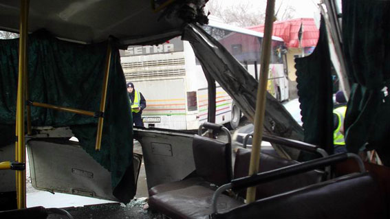 В Славянске автобус протаранил маршрутку и врезался в стену магазина (ФОТО)