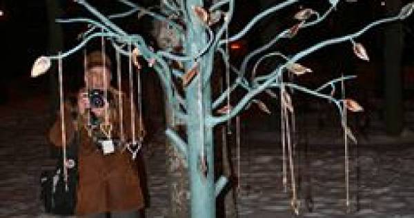 В день Святого Валентина кузнецы выковали в Донецке сердечки для влюбленных (ФОТО)