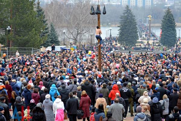 Власти Донецка на Масленицу бесплатно накормят жителей ДНР блинами с горячим чаем