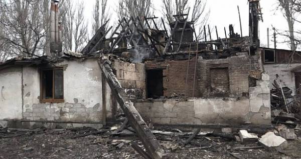 Последствия обстрела Петровского района Донецка в ночь на 30 марта