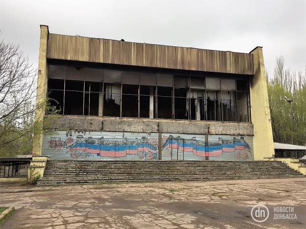 В Донецке сгорело здание бывшего кинотеатра «Донецк», есть погибший