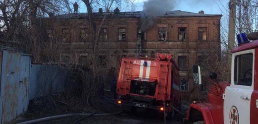В Енакиево пожарные спасли из огня мужчину