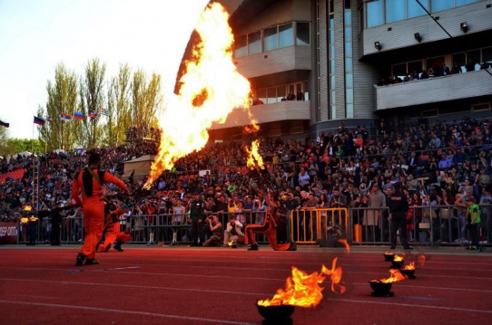 Огненное шоу в Донецке (Фото)