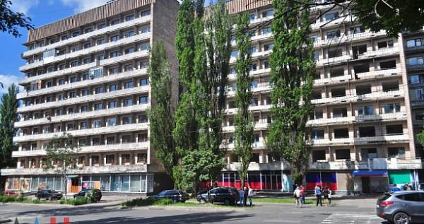 В Донецке жителей разрушенной обстрелами многоэтажки обеспечат жильем